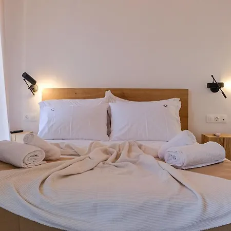 Dekalo Seaside Villa, * Криопиги